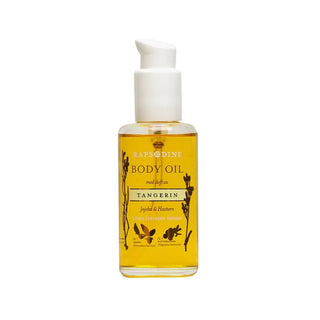 En flaska i klarglas med ett vitt pumplock som innehåller en gul kroppsolja med doft av ’Tangerin’ och ingredienser från ’Jojoba & Hocten’.