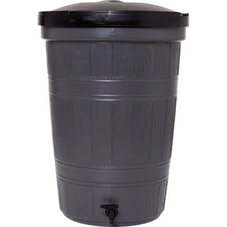 Regntunna i mörkgrå plast med svart lock och tappstos.