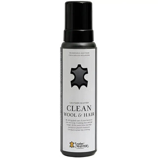 En svart sprayflaska med rengöringsmedlet Leather Master Clean Wool & Hair.