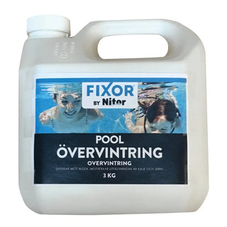 Vit plastbehållare med lösning för vinterförvaring av pool