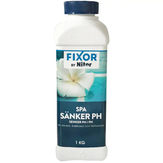 Vit plastflaska med pH-sänkare för spa med mörkblå etikett med en vit blomma.