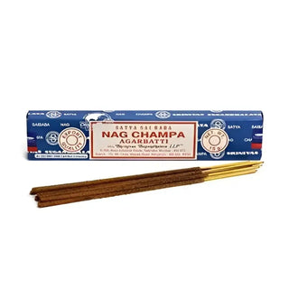En blå ask med Satya Sai Baba Nag Champa Agarbatti rökelsepinnar med flera pinnar utlagda.