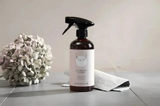 Brun sprayflaska med enkel all purpose cleaner med ekologiska eteriska oljor och återvunnen pet-plast