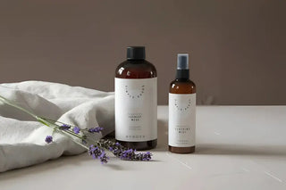 Två bärnstensfärgade flaskor med biologiskt nedbrytbar Laundry och Linen produkter med eteriska oljor förlänger tiden