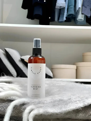 Amber sprayflaska med biologiskt nedbrytbar klädmist med eteriska oljor Lavender Patchouli