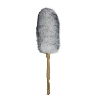 Vit och grå dammvippa med trähandtag.