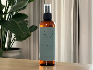 Amber glas sprayflaska med mat teal etikett för SIMPLE GOODS Room Mist Aloe Vera