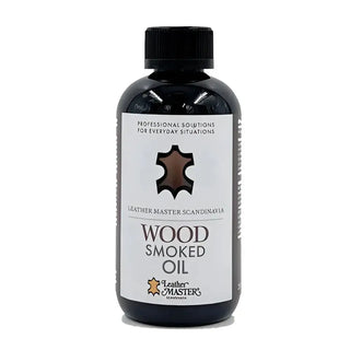 Svart flaska med ’Wood Smoked Oil’ för läder.
