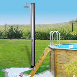 Soldusch Silver Deluxe 40 L installerad vid upphöjd pool, soluppvärmd dusch med stor kapacitet och miljövänlig funktion.