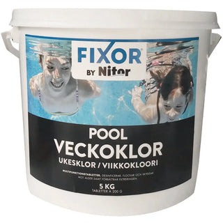 Vit plasthink med klorin för pool med två simmande barn på etiketten.