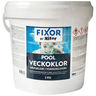 Vit plasthink med klortabletter för simbassänger.